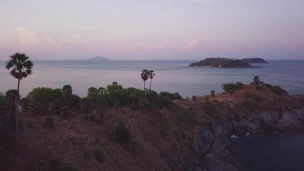 Mar e islas en Tailandia al amanecer, vuelo con drones — Vídeo de stock