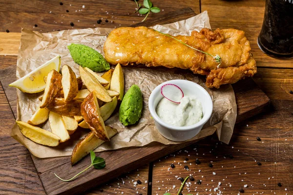 Frango Assado Massa Com Batatas Fritas Uma Mesa Madeira — Fotografia de Stock