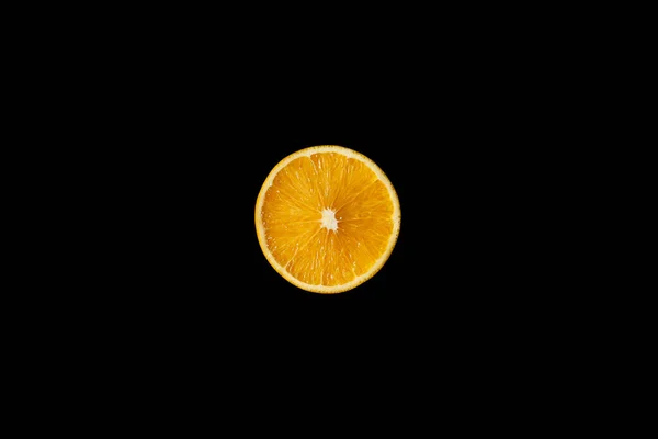 Narancs Vágott Félbe Egy Fényforrás Közelről Fekete Háttér — Stock Fotó