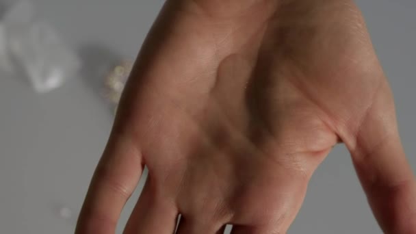 Mädchen Glättet Sanft Einen Tropfen Kosmetikprodukt Auf Ihrer Hand Nahaufnahme — Stockvideo