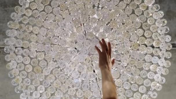 Het Meisje Loopt Zachtjes Langs Kristallen Kroonluchter Het Betonnen Plafond — Stockvideo