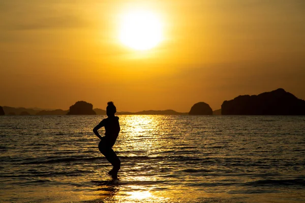 Silueta Una Chica Playa Contra Telón Fondo Del Mar Puesta —  Fotos de Stock