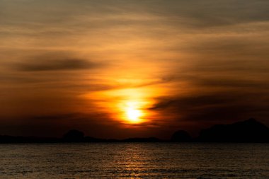 Tayland 'da kumlu bir sahilde güzel altın gün batımı