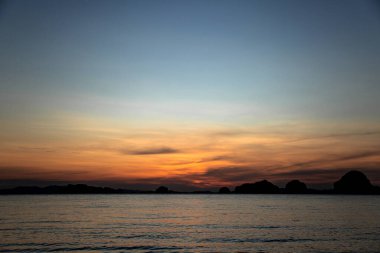 Tayland 'da kumlu bir sahilde güzel altın gün batımı