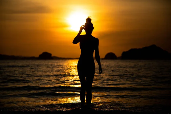 Silhouette Girl Beach Backdrop Sea Sunset — Stock Photo, Image