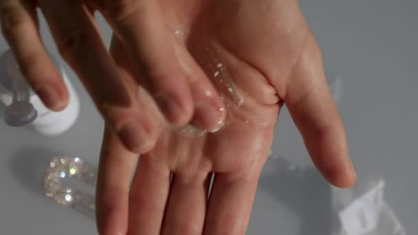 Menina Suavemente Suaviza Produto Cosmético Sua Mão Close — Vídeo de Stock