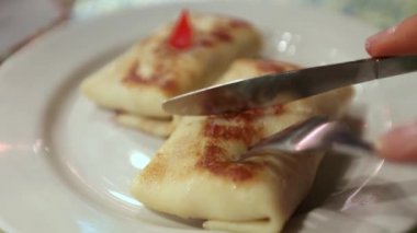 Bıçakla kesilmiş tabakta reçelli krep.