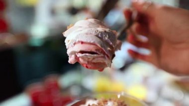 Şat bardağında reçelli kremalı tatlı.