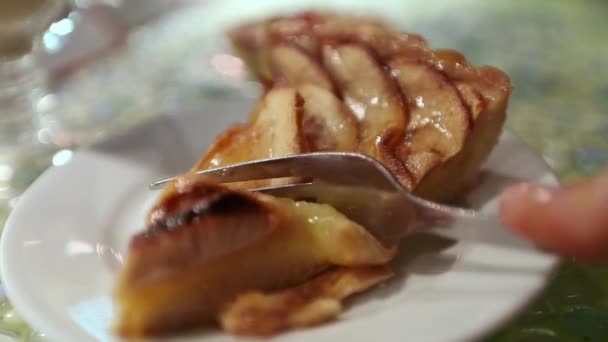 Tarte Aux Pommes Caramel Dans Une Assiette Rompre Morceau Avec — Video
