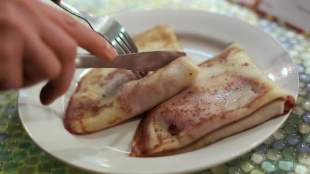 Pannenkoeken Met Jam Een Bord Gesneden Met Een Mes — Stockvideo