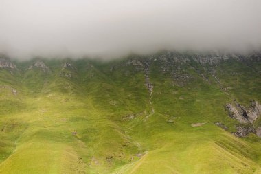Gürcistan 'da bulutlu ve sisli yeşil dağlar