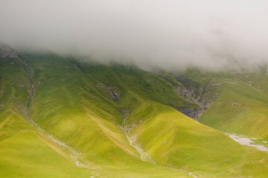 Gürcistan 'da bulutlu ve sisli yeşil dağlar