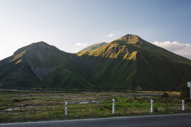 Gürcistan 'da Kazbegi yolunda yeşil dağlar