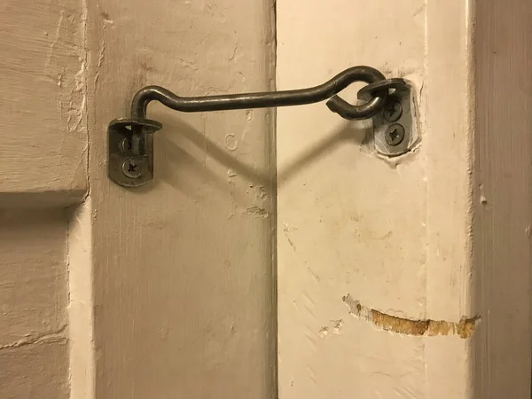 Il gancio della serratura sulla vecchia porta di legno. La porta è chiusa. Contesto . — Foto Stock