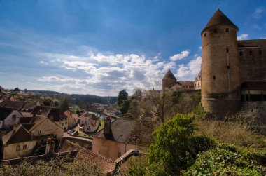 Eski bir Avrupa şehrinin üst görüntüsü. Kule ve eski kalenin duvarının bir parçası görülebilir. Aşağıda fayanslı çatılar var. Manzara. Semur-en-Osois, Burgundy, Fransa