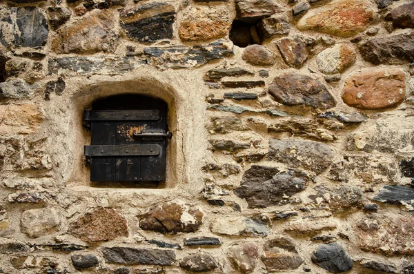 Small Window Old Powerful Fortified Wall Closed Wooden Door Wall — Stock Photo, Image