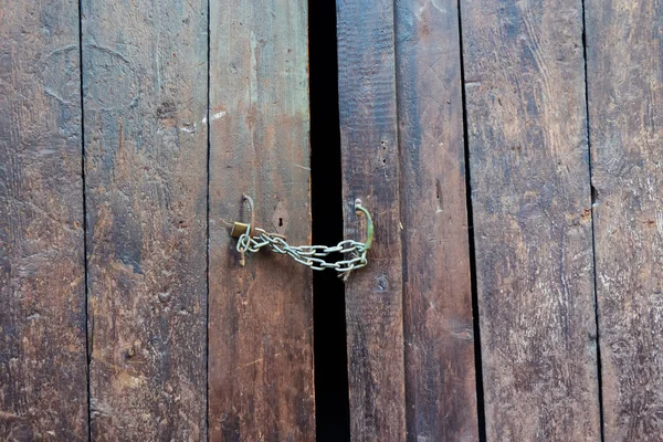 Vlekken Van Een Oude Houten Poort Zijn Gesloten Aan Een — Stockfoto