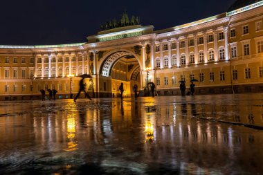 St. Petersburg / Rusya 03 / 10 / 2019 Saray Meydanı, yağmur sırasında. Ana karargahın bir binası ve su birikintilerinde yansıması var..