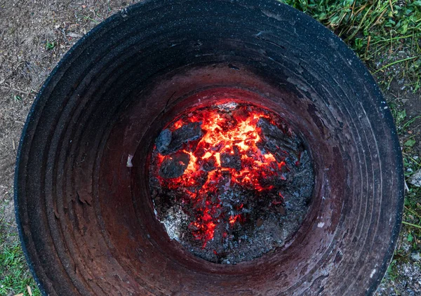 Die Glut Boden Eines Alten Rostigen Fasses Sieht Aus Wie — Stockfoto