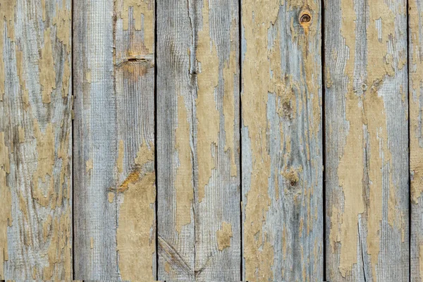 古老的木制墙壁 轻漆的残余物可见于木板上 随着年龄的增长 木头变得灰白了 — 图库照片