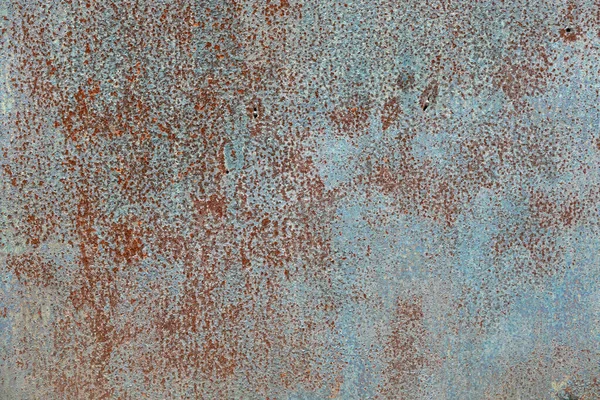 旧钢板的表面涂满了浅蓝色的油漆 腐蚀点通过油漆层显示出来 — 图库照片