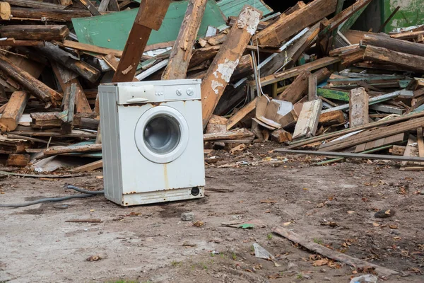 Zicht Stortplaats Van Delen Van Een Oud Houten Huis Voorgrond Rechtenvrije Stockafbeeldingen