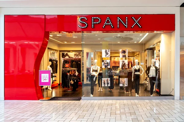 Tysons Corner, Virginia, USA- 14 Ocak 2020: Tysons Corner Center, Virginia, ABD. Spanx, Inc., külotları ve taytları şekillendirmeye odaklanan Amerikalı bir iç çamaşırı üreticisi.. 