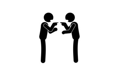 Kızgın ve birbirini işaret eden iki çöp adam.