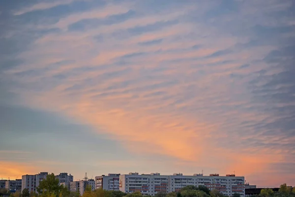 Hermoso cielo nublado al atardecer sobre las casas de la ciudad nocturna — Foto de Stock