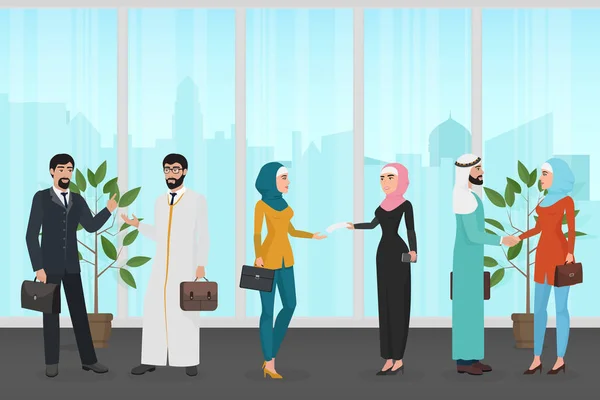 Männer und Frauen in traditioneller muslimischer Kleidung sprechen miteinander, während sie gemeinsam im Büro arbeiten.. — Stockvektor