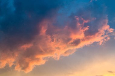 Günbatımı gece gökyüzünde Sema bulutlar aydınlatıcı