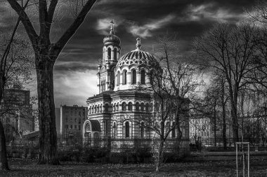 Siyah ve beyaz fotoğraf üzerinde tarihi bir binada.