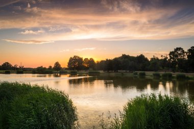 Su birikintisi gün batımında