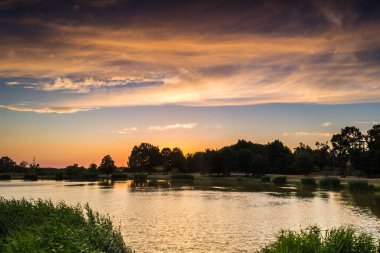 Su birikintisi gün batımında
