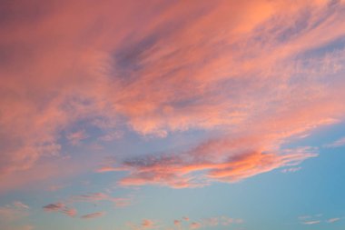 Gökyüzünde gün batımı,