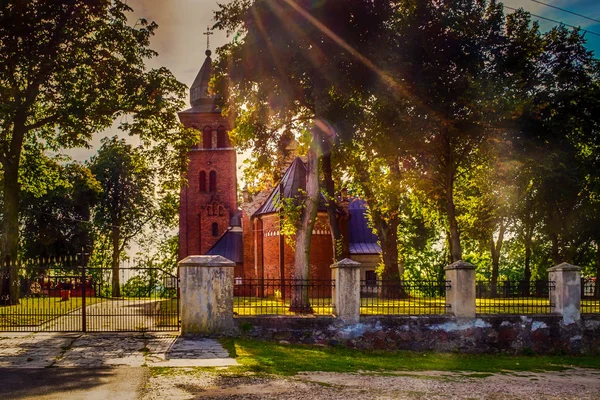 Kilise parkta ayar güneş tarafından aydınlatılmış