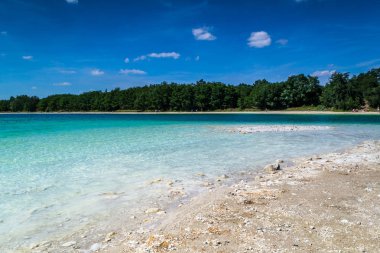 Merkez Polonya masmavi Gölü.
