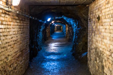 Koridorlar ve sürüklenir madende.