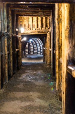 Koridorlar ve sürüklenir madende.