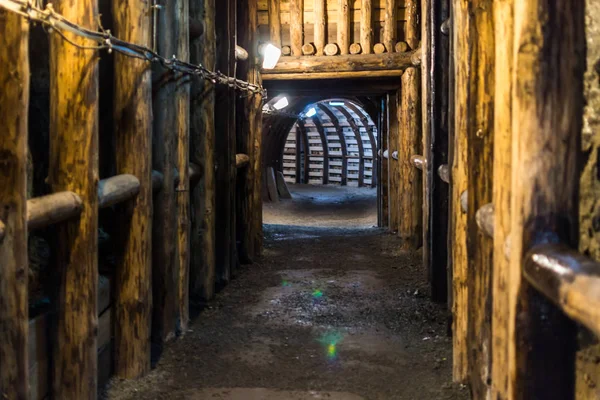 Koridorlar ve sürüklenir madende.