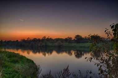 Orman ve nehir yaz güneş tarafından aydınlatılmış