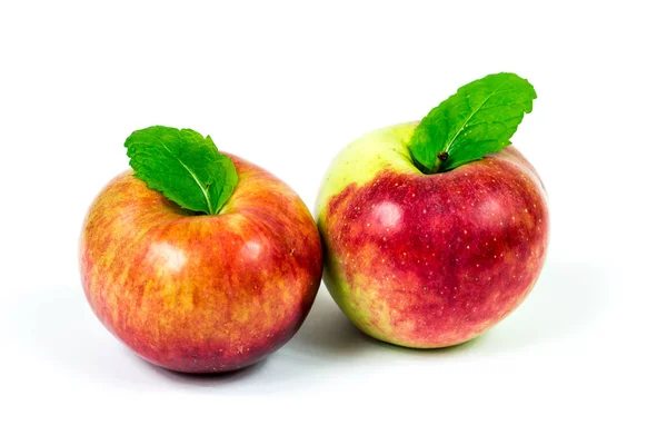 Ett Äpple Vit Bakgrund Med Ett Grönt Blad — Stockfoto