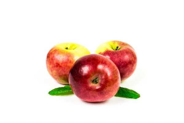 Ett Äpple Vit Bakgrund Med Ett Grönt Blad — Stockfoto