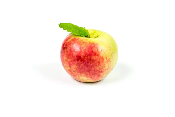 Mogna Äpple Med Grönt Blad — Stockfoto