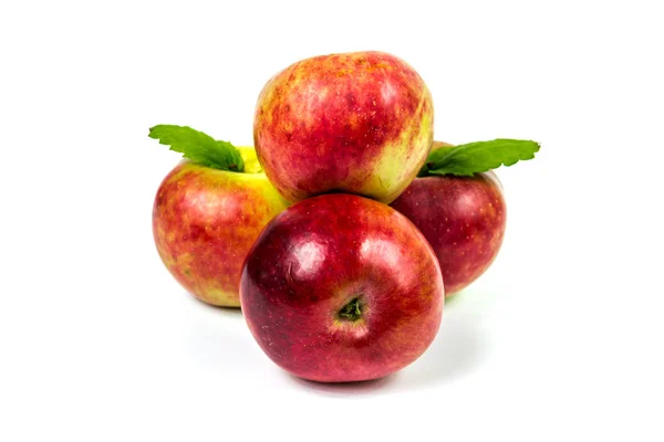 Reifer Apfel Mit Grünem Blatt — Stockfoto