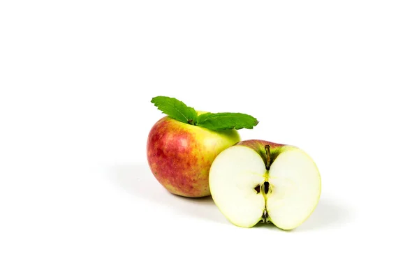 Ett Äpple Vit Bakgrund Med Ett Grönt Blad — Stockfoto