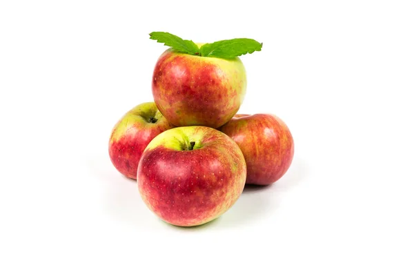 Ein Apfel Auf Weißem Hintergrund Mit Grünem Blatt — Stockfoto