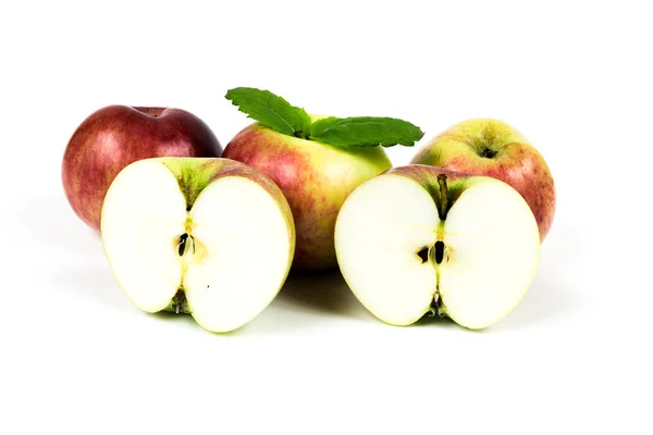 Mogna Äpple Med Grönt Blad — Stockfoto