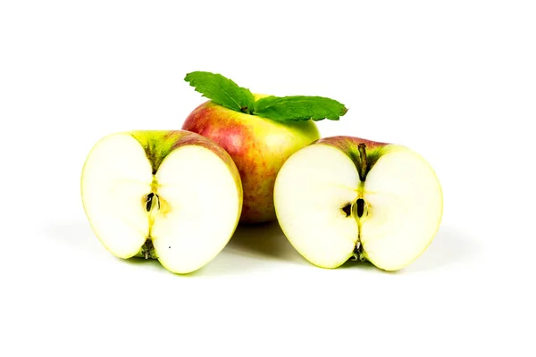 Mogna Äpple Med Grönt Blad — Stockfoto