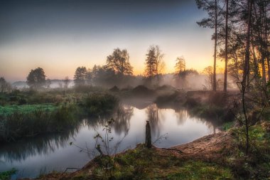 Sis, Güneş doğmadan önce nehirde. Bulutlar güneşin ilk ışınları gelen sıcak bir parlaklık.